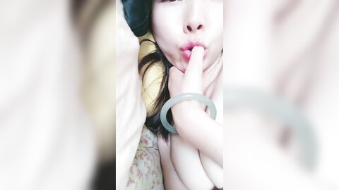 良家小少妇露脸一个人在家发骚，听狼友指挥各种展示，揉奶玩逼看菊花，掰开骚穴给狼友看特写，精彩不要错过