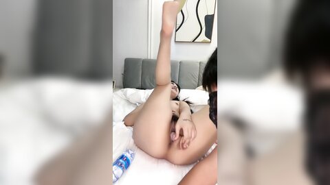 颜值不错的微胖学妹镜头前直播诱惑，小哥在旁边自己玩弄电动假鸡巴