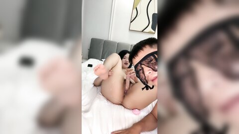 颜值不错的微胖学妹镜头前直播诱惑，小哥在旁边自己玩弄电动假鸡巴