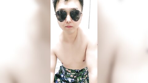 风骚美少妇露脸来了大姨子，用小嘴伺候大鸡巴