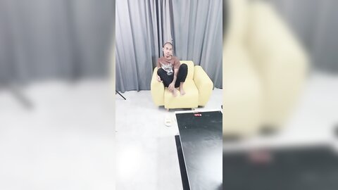 ❤️5个嫩妹小姐姐，挑一个来操，其他旁边观战，撩起衣服看美乳，细腰大长腿，骑乘位爆草小骚逼