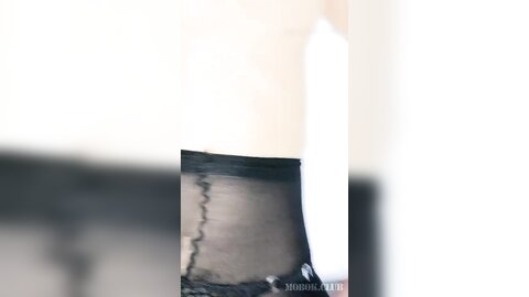 小伙扶着极品女友黑丝大长腿快速抽送❤️各种姿势啪啪打桩机一样超猛