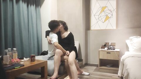 巨乳熟女阿姨 你太厉害了脑壳都日混了 要日死我一辈子没这样做过爱 终于尝到小哥哥的厉害了 身材丰腴