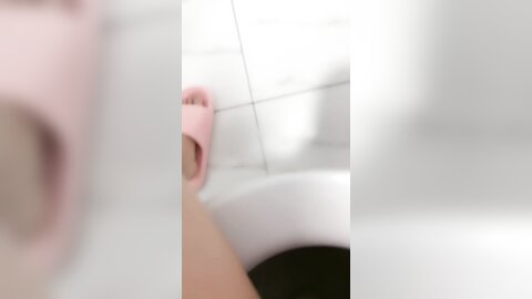 极品大奶妹子伺候大哥大鸡巴，深喉草嘴足交，让大哥揉奶抠逼浪叫不止，无套爆草压在身下玩弄，乖巧又听话