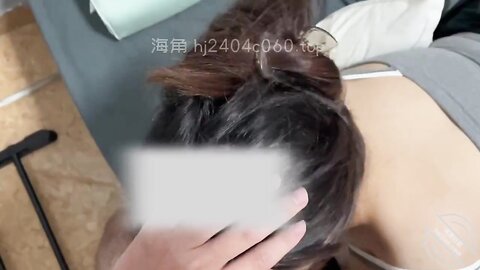 极品母子通奸】妈妈的丰乳肥臀✨ 老妈和张叔煲恩爱电话粥 趁机操老妈 太刺激了边插边通话 兴奋内射精液滴到地板