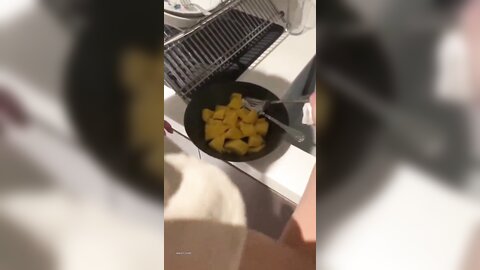 漂亮人妻 天哪你流了好多水 我干死你 你慢一点 不要射再干我多一点 要射了 在家偷情中文说的不错的大洋吊