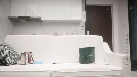 高颜值小姐姐 没有监控吧我扫一下 你非的让我对着这里是不是有什么拍的 身材高挑非常警觉吓到小哥不敢做