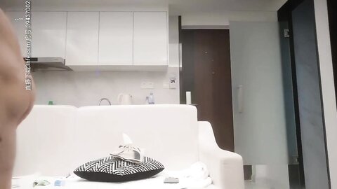 高颜值小姐姐 没有监控吧我扫一下 你非的让我对着这里是不是有什么拍的 身材高挑非常警觉吓到小哥不敢做