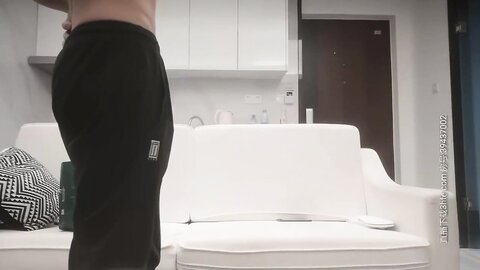 高颜值小姐姐 没有监控吧我扫一下 你非的让我对着这里是不是有什么拍的 身材高挑非常警觉吓到小哥不敢做