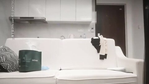 高颜值小姐姐 没有监控吧我扫一下 你非的让我对着这里是不是有什么拍的 身材高挑非常警觉吓到小哥不敢做