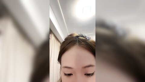 高颜值纯情小妹露脸一个人大秀直播，旁边小哥强行吃奶