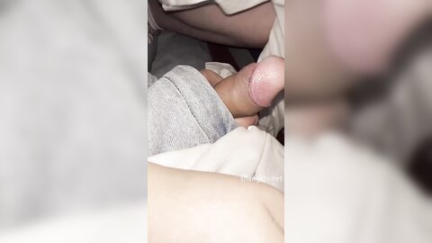 ⚫️⚫️真实手持电话近景拍摄性爱，露脸白皙漂亮嫩女友乖巧听话已成小母狗，口活啪啪仔细认真