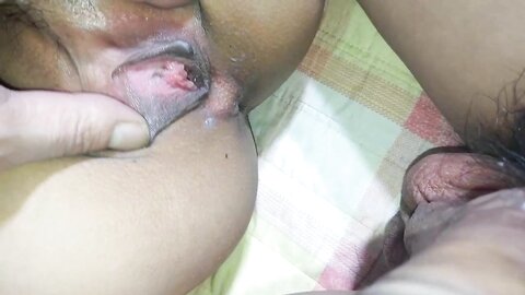 ⚫️⚫️贵在真实无滤镜，小情侣出租房露脸性爱自拍，美女的鲍鱼挺肥阴唇一大一小还黑但是淫水挺多，无套啪啪口爆吞精很刺激