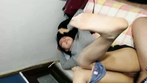 ⚫️⚫️贵在真实无滤镜，小情侣出租房露脸性爱自拍，美女的鲍鱼挺肥阴唇一大一小还黑但是淫水挺多，无套啪啪口爆吞精很刺激
