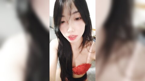 ❤❤性感尤物小骚货，搔首弄姿想被操，吊带黑白丝袜，骑乘位炮友猛操，喜欢被狠狠干，射太快不尽兴自慰