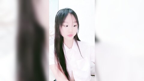 ❤❤纯欲系美少女，贫乳大长腿，短裙丁字裤，扭腰摆臀，掰穴假吊抽插，特写屁股骑坐，表情一脸淫骚