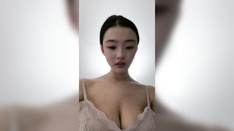 ❤️G罩杯八字大奶，淫荡美女小骚货，纯欲系美女，被炮友下面插按摩棒，嘴里插屌，双管齐下，椅子上骑乘位抽插