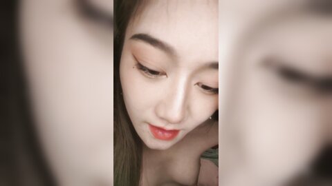 ❤️风骚小少妇，出租屋全裸诱惑，，白皙皮肤黑丝袜，翘起屁股看美穴，给男友吃Jb，又舔又吸，表情很是享受