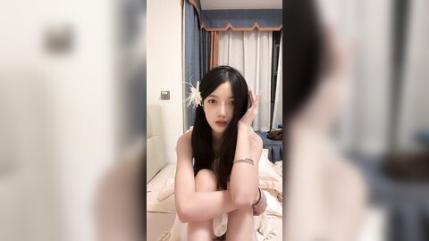 ❤️风骚网红美女小姐姐3，家里发骚自慰，贫乳大长腿，穿上白丝袜，道具快速抽插，要来了要来了