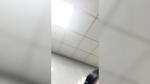 ❤️风骚网红美女小姐姐3，家里发骚自慰，贫乳大长腿，穿上白丝袜，道具快速抽插，要来了要来了