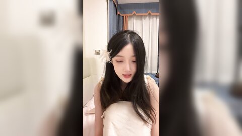 ❤️风骚网红美女小姐姐3，家里发骚自慰，贫乳大长腿，穿上白丝袜，道具快速抽插，要来了要来了
