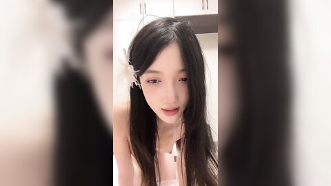 ❤️风骚网红美女小姐姐3，家里发骚自慰，贫乳大长腿，穿上白丝袜，道具快速抽插，要来了要来了