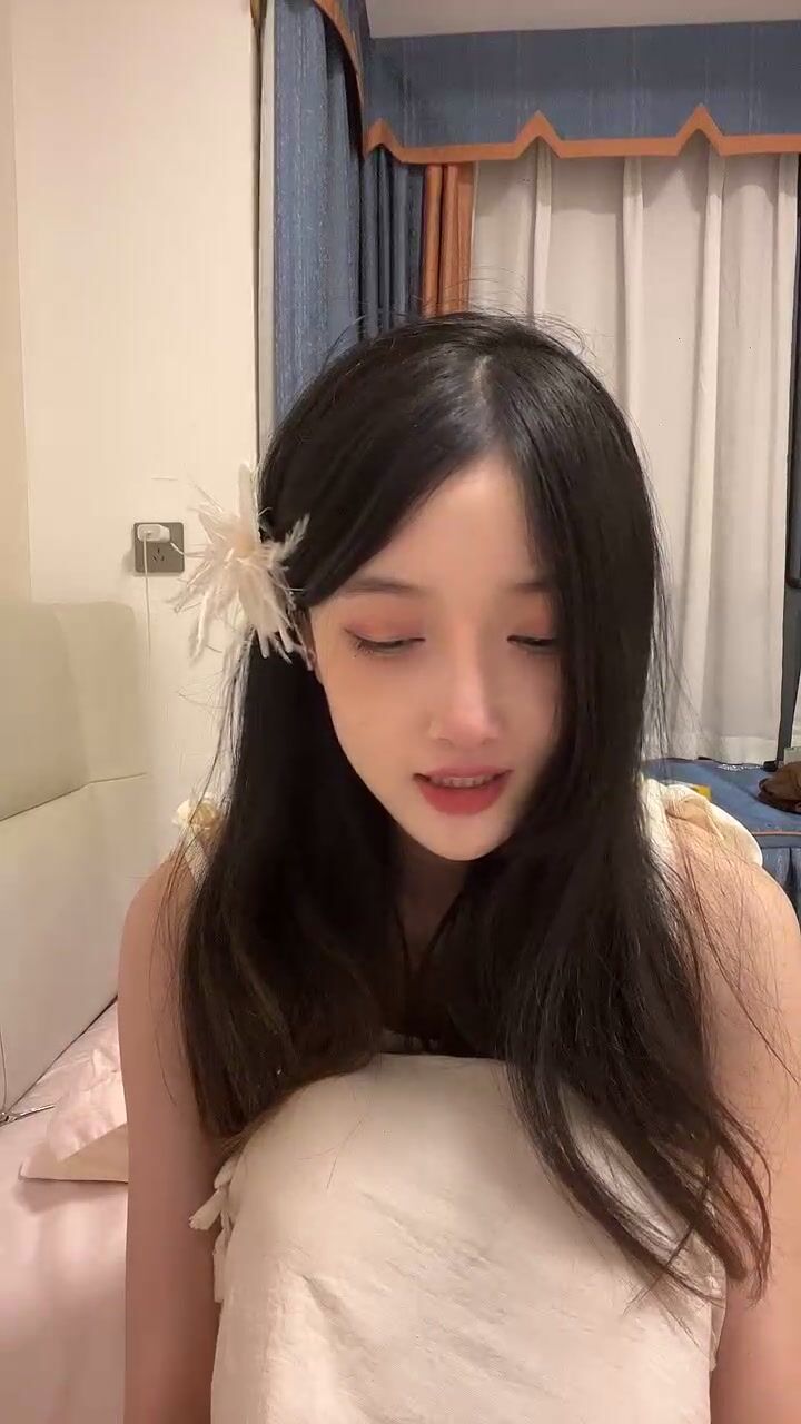 ❤️风骚网红美女小姐姐3，家里发骚自慰，贫乳大长腿，穿上白丝袜，道具快速抽插，要来了要来了 | Xasiat
