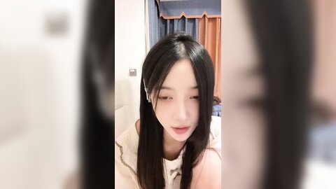 ❤️风骚网红美女，独自家里发骚自慰，贫乳大长腿，开裆黑丝，掰穴道具猛捅，翘起屁股摇摆，很是淫骚