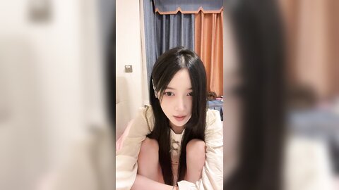 ❤️风骚网红美女，独自家里发骚自慰，贫乳大长腿，开裆黑丝，掰穴道具猛捅，翘起屁股摇摆，很是淫骚