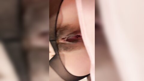❤️风骚网红美女，独自家里发骚自慰，贫乳大长腿，开裆黑丝，掰穴道具猛捅，翘起屁股摇摆，很是淫骚