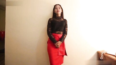 ❤️高颜亚裔美女❤️和洋人老头酒店性爱，洋大人无套插入后就狂叫不止，最后畅快内射！