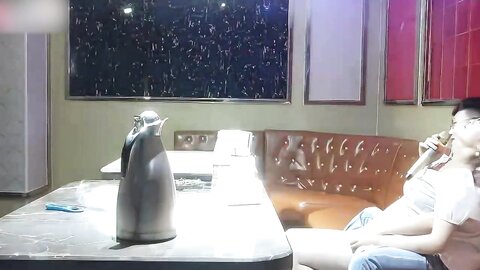 【高清偷拍】小情侣周末没钱开房来Ktv开操 这么放得开全脱了也不怕被服务生偷看