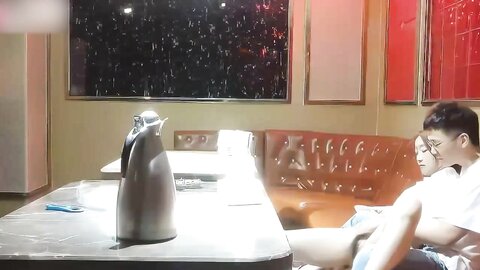 【高清偷拍】小情侣周末没钱开房来Ktv开操 这么放得开全脱了也不怕被服务生偷看