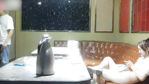 【高清偷拍】小情侣周末没钱开房来Ktv开操 这么放得开全脱了也不怕被服务生偷看