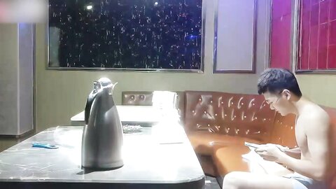 【高清偷拍】小情侣周末没钱开房来Ktv开操 这么放得开全脱了也不怕被服务生偷看