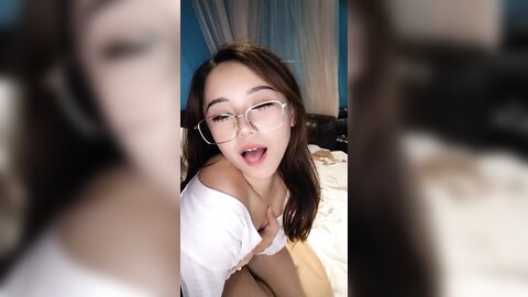 年7月，新人，极品眼镜反差婊，【骚朵儿】，跟炮友酒店开房，翻云覆雨，激情大战，叫床声震天响