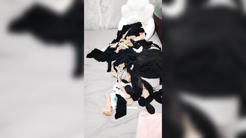 床上的极品诱惑御姐少妇高颜值大秀直播，全程露脸给大哥舔弄大鸡巴深喉，各种姿势道具蹂躏骚穴，浪叫呻吟