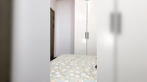 怀孕的小女人还跟大哥啪啪直播赚钱，奶子好诱人掰开骚穴给狼友看特写，让大哥后入爆草，激情上位放肆抽插