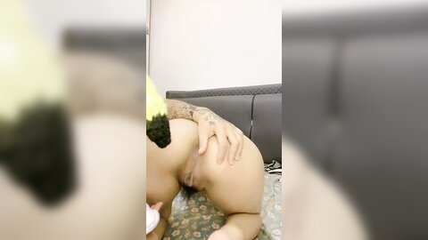 怀孕的小女人还跟大哥啪啪直播赚钱，奶子好诱人掰开骚穴给狼友看特写，让大哥后入爆草，激情上位放肆抽插