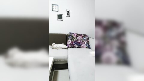 救赎母狗，把尿当啤酒喝的绝世淫女，全程露脸丝袜情趣诱惑装高跟骚货让小哥调教，撅着屁股求干大鸡巴满足她