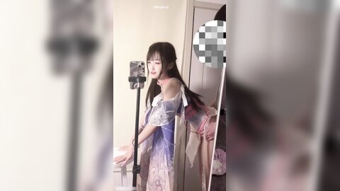 极品艺校舞蹈系女神✅土豪榜一大哥视角，表面一本正经的直播，看不到的视角下翘起小翘臀让大哥操小骚逼