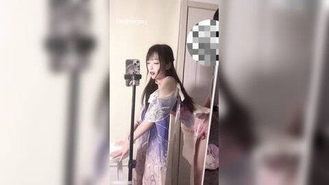极品艺校舞蹈系女神✅土豪榜一大哥视角，表面一本正经的直播，看不到的视角下翘起小翘臀让大哥操小骚逼