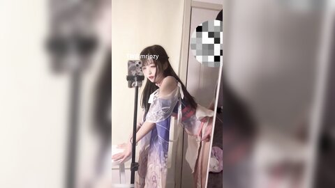 极品艺校舞蹈系女神✅土豪榜一大哥视角，表面一本正经的直播，看不到的视角下翘起小翘臀让大哥操小骚逼