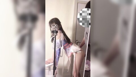 极品艺校舞蹈系女神✅土豪榜一大哥视角，表面一本正经的直播，看不到的视角下翘起小翘臀让大哥操小骚逼