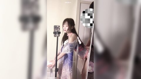 极品艺校舞蹈系女神✅土豪榜一大哥视角，表面一本正经的直播，看不到的视角下翘起小翘臀让大哥操小骚逼