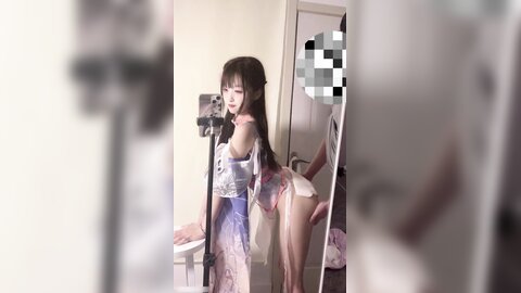 极品艺校舞蹈系女神✅土豪榜一大哥视角，表面一本正经的直播，看不到的视角下翘起小翘臀让大哥操小骚逼