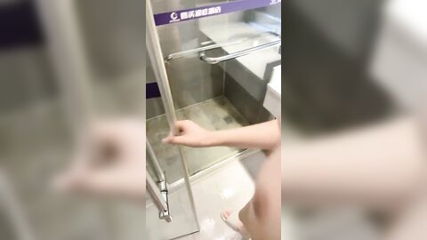 漂亮大奶小女友 快点你给我马上 插进来吧 我要爸爸 身材丰满 骚逼抠的受不了 无套输出操出白浆 卫生间