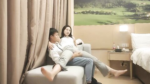 漂亮小姐姐 哦草你的逼怎么这么大 放屁都说我逼紧我是阴唇大里面粉的 身材不错人美逼遭罪被小哥一顿猛操