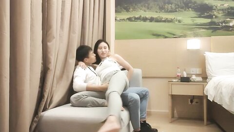 漂亮小姐姐 哦草你的逼怎么这么大 放屁都说我逼紧我是阴唇大里面粉的 身材不错人美逼遭罪被小哥一顿猛操