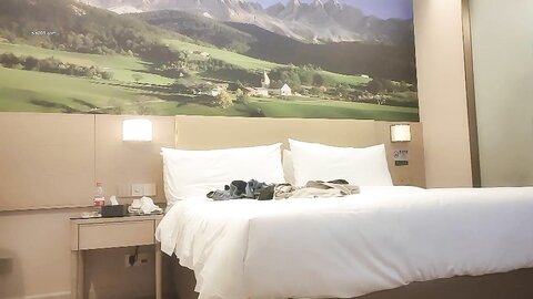 漂亮小姐姐 哦草你的逼怎么这么大 放屁都说我逼紧我是阴唇大里面粉的 身材不错人美逼遭罪被小哥一顿猛操